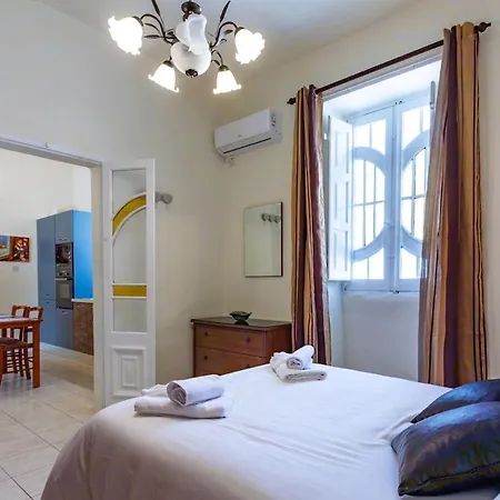 Charles Home, Cozy, Prime Spot, Near Seafront Vakantiehuis