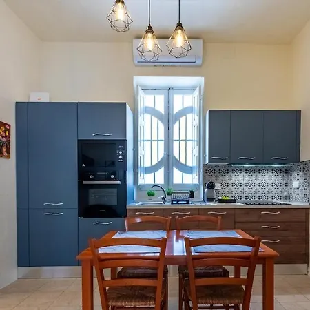 Charles Home, Cozy, Prime Spot, Near Seafront