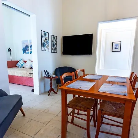 Vakantiehuis Charles Home, Cozy, Prime Spot, Near Seafront