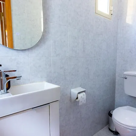 Vakantiehuis Charles Home, Cozy, Prime Spot, Near Seafront *