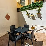 Charles Home, Cozy, Prime Spot, Near Seafront *