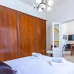 Charles Home, Cozy, Prime Spot, Near Seafront Nyaraló
