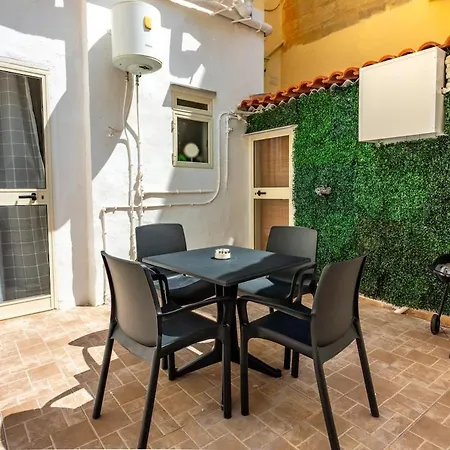 Charles Home, Cozy, Prime Spot, Near Seafront Nyaraló