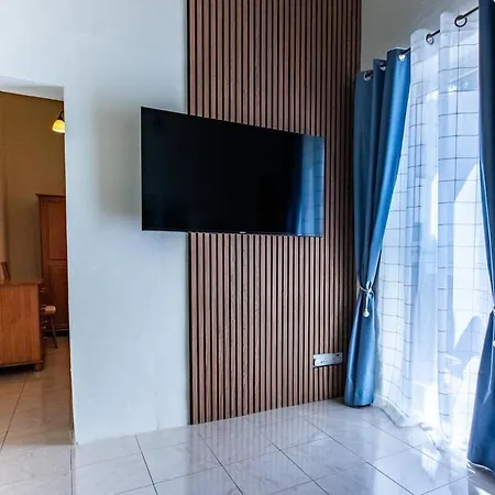 Charles Home, Cozy, Prime Spot, Near Seafront