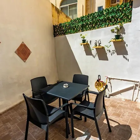 Charles Home, Cozy, Prime Spot, Near Seafront *