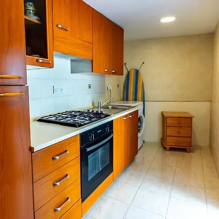 Charles Home, Cozy, Prime Spot, Near Seafront 슬리에마