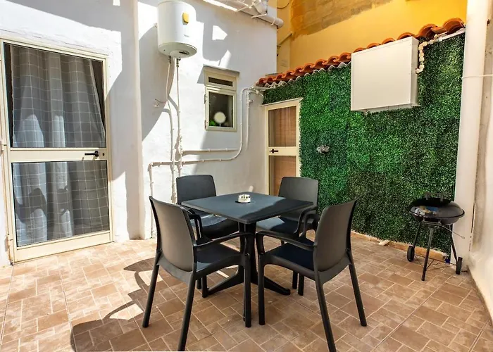 Charles Home, Cozy, Prime Spot, Near Seafront Сasa de vacaciones