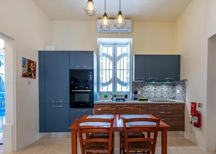 Charles Home, Cozy, Prime Spot, Near Seafront