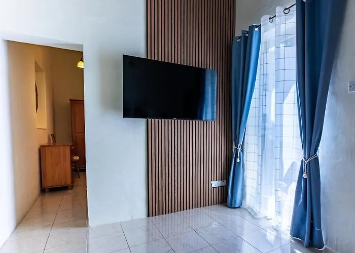 Charles Home, Cozy, Prime Spot, Near Seafront