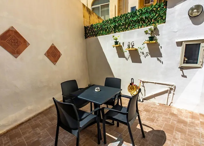 Charles Home, Cozy, Prime Spot, Near Seafront *