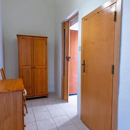 Semesterbostad Charles Home, Cozy, Prime Spot, Near Seafront